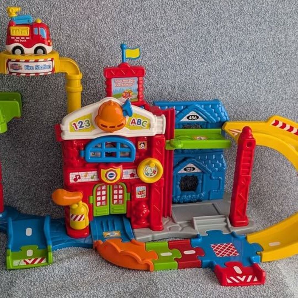 VTech Go! Go! Smart Wheels Save The Day Fire Station Francis Fire Truck Playset